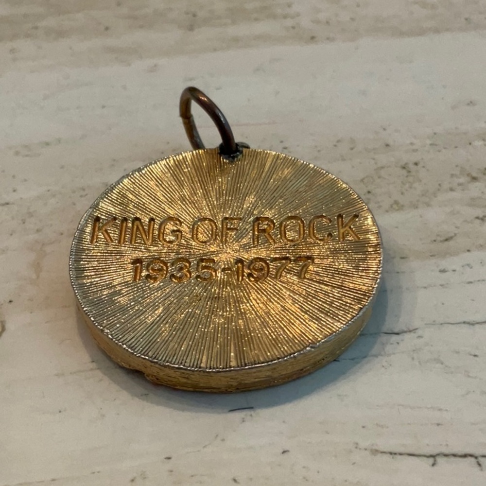 Elvis Presley King Of Rock 1935 - 1977 Pendant Gold Medallion Charm Vintage - Picture 7 of 12